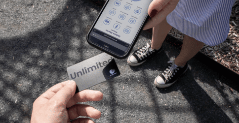 Tarjeta ilimitada conectada escaneada por un smartphone