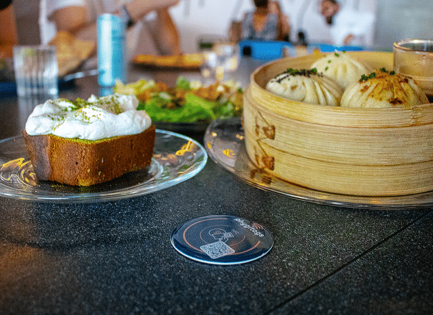 Cúpula conectada a Phygitags en la mesa de un restaurante